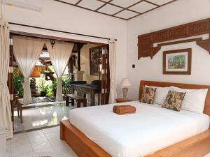 Phòng Deluxe Giường Đôi Có Vòi Sen (Deluxe Double Room with Shower)