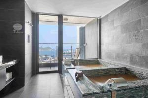 Phòng Sang Trọng Hướng Đại Dương Cho Gia Đình 2 Người (Luxury Family Room with Ocean View for 2 People)