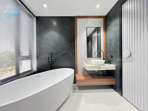 Biệt Thự Có Hồ Bơi Riêng (Villa with Private Pool)