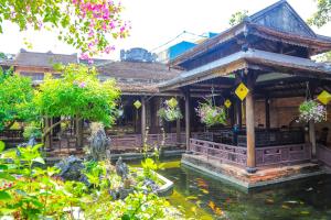Phòng Giường Đôi Lớn Hướng Vườn (Queen Room with Garden View)