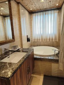 Phòng Gia Đình Có Bồn Tắm (Family Room with Bath)