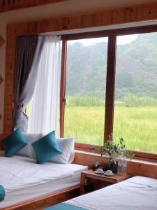 Phòng Gia Đình Nhìn Ra Hồ (Family Room with Lake View)