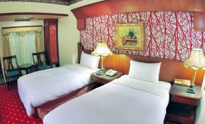 Giường Đơn Trong Phòng Ngủ Tập Thể Cho Nam Với Phòng Tắm Chung (Single Bed in Male Dormitory Room with Shared Bathroom)