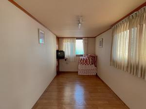 Phòng 4 Người Hạng Tiết Kiệm Với Phòng Tắm Chung (Economy Quadruple Room with Shared Bathroom)