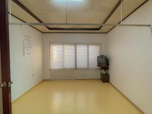 Phòng 4 Người Hạng Tiết Kiệm Với Phòng Tắm Chung (Economy Quadruple Room with Shared Bathroom)