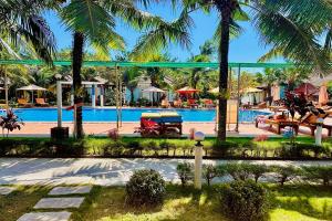 Bungalow Deluxe Nhìn ra Hồ bơi (Deluxe Bungalow with Pool View)