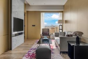 Family Suite, 2 Bedroom Suite, Bedroom 1: 1 King, Bedroom 2: 1 Double, City view