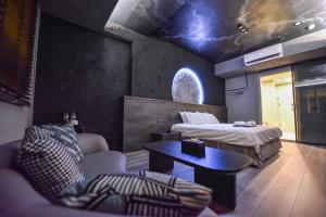 Phòng Giường Đôi Lớn Loại Sang (Deluxe Queen Room)