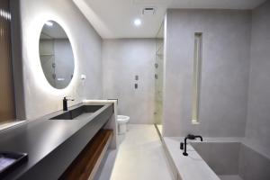 Phòng Giường Đôi Lớn Loại Sang (Deluxe Queen Room)