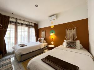 Phòng 2 Giường Đơn Có Phòng Tắm Chung (Twin Room with Shared Bathroom)