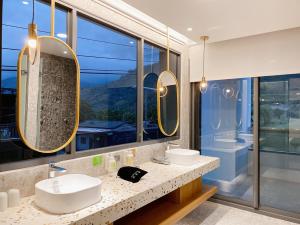 Phòng Giường Đôi Nhìn Ra Núi (Double Room with Mountain View)