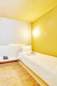 Phòng đơn dành cho nam có phòng tắm chung (Male Single Room with Shared Bathroom)
