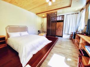 Phòng Giường Đôi Lớn Loại Sang (Deluxe Queen Room)