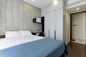 Căn Hộ 3 Phòng Ngủ Có Ban Công (Three-Bedroom Apartment with Balcony)