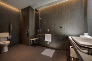 Phòng có Giường Lớn - Phù Hợp cho Người Khuyết Tật (King Accessible Room)