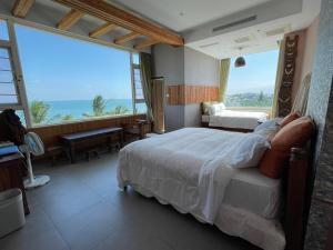 Phòng Deluxe 2 Giường Đơn Nhìn Ra Biển (Deluxe Twin Room with Sea View)