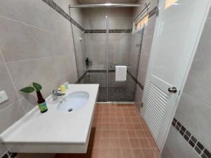 Phòng Tiêu Chuẩn Giường Đôi Lớn (Standard Queen Room)