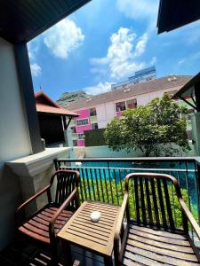 Phòng Tiêu Chuẩn Hướng Bể Bơi Giường Đôi (Standard Double Pool View)