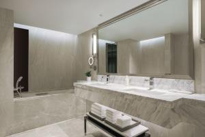 Executive lounge access, 1 Bedroom Larger Suite, 1 King, City view, Corner room