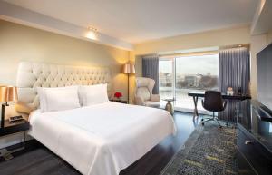 Executive Double Room - River View   room in Park Plaza London Riverbank