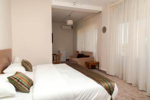 Deluxe King Suite room in Antika Amman Hotel
