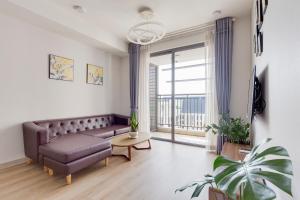 Căn Hộ Có Ban Công (Apartment with Balcony)