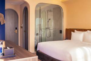 Phòng Giường Đôi Lớn Tiêu Chuẩn (Standard Queen Room)