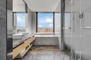 Premier Suite, Suite, 1 King, City view