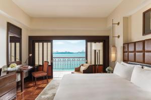 1 King Classic Overwater Lake View