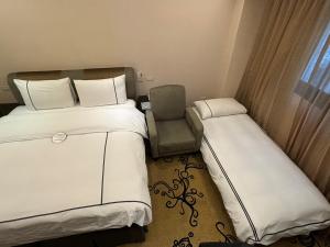 Phòng Superior Đôi có giường phụ (Superior Double Room with Extra Bed)