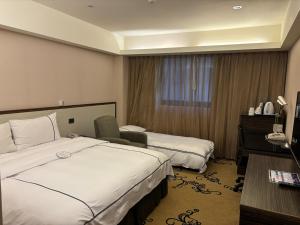 Phòng Superior Đôi có giường phụ (Superior Double Room with Extra Bed)