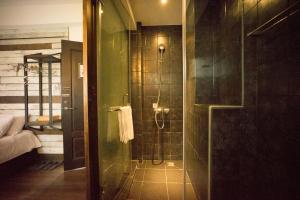 Căn Hộ Có Vòi Sen (Apartment with Shower)