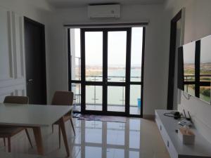 Căn Hộ 3 Phòng Ngủ (Three-Bedroom Apartment)