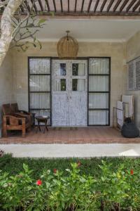 Phòng Superior Giường Đôi Nhìn Ra Hồ Bơi (Superior Double Room with Pool View)