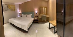 Phòng Giường Đôi Lớn Loại Sang (Deluxe Queen Room)
