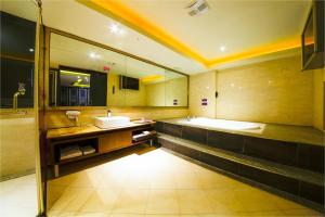 Phòng Deluxe Giường Đôi Có Bồn Tắm (Deluxe Double Room with Bath)