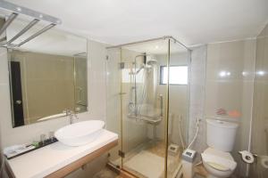 Phòng Có Giường Cỡ King Nhìn Ra Hồ Bơi (King Room with Pool View)