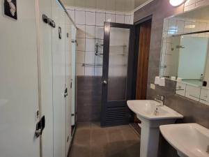 Phòng Gia Đình Có Vòi Sen (Family Room with Shower)