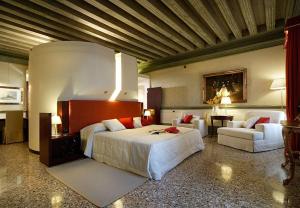 Junior Suite room in Ruzzini Palace Hotel