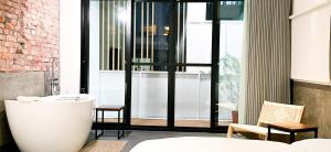 Phòng Deluxe Giường Đôi Có Bồn Tắm (Deluxe Double Room with Bath)