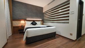 Phòng Deluxe giường đôi lớn 2 (Deluxe Queen Room 2)