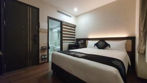Phòng Deluxe giường đôi lớn 2 (Deluxe Queen Room 2)