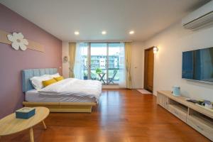 Phòng Deluxe Giường Đôi Có Ban Công (Deluxe Double Room with Balcony)