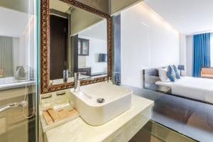 Phòng Loại Sang Giường Lớn (Deluxe King Room)