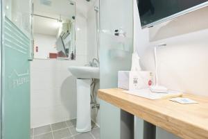 Phòng giường đơn có cửa sổ (Single Room with Window)