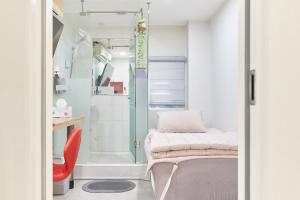 Deluxe Single Room with Shower - Shared Toilet - Fitness Coupon