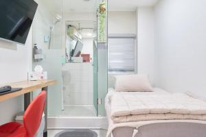Deluxe Single Room with Shower - Shared Toilet - Fitness Coupon