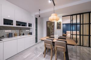 One-Bedroom Apartment room in Jun