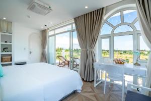 Phòng Deluxe Giường Đôi Với Ban Công và Tầm Nhìn Ra Biển (Deluxe Double Room with Balcony and Sea View)
