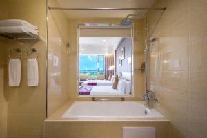 Deluxe giường đôi có bồn tắm (Deluxe Double with Bathtub)